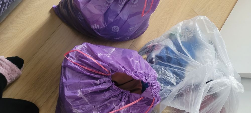 Oddam 3 worki ubrań różnych.