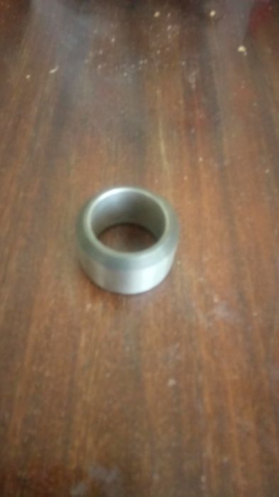 Втулка запорная подшипника полуоси м 412 .