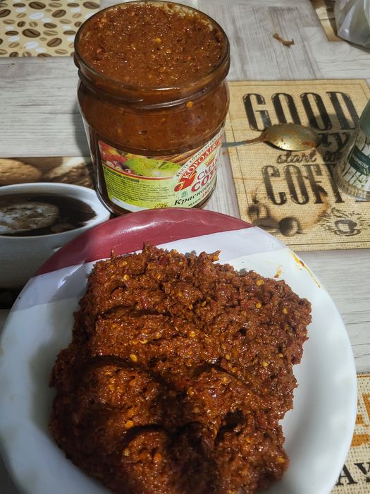 Аджика грузинская,  без уксуса , только натуральные продукты .Чеснок  перец чили ,соль  специи