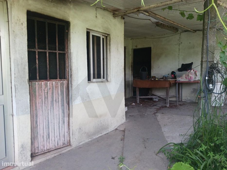 Moradia com terreno, composta por T2 no Rés-do-chão e T2 no 1.º Andar,