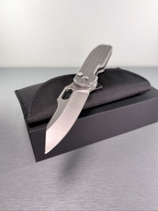 Nóż Kizer Cormorant Titanium 20CV – Button Lock, nowy