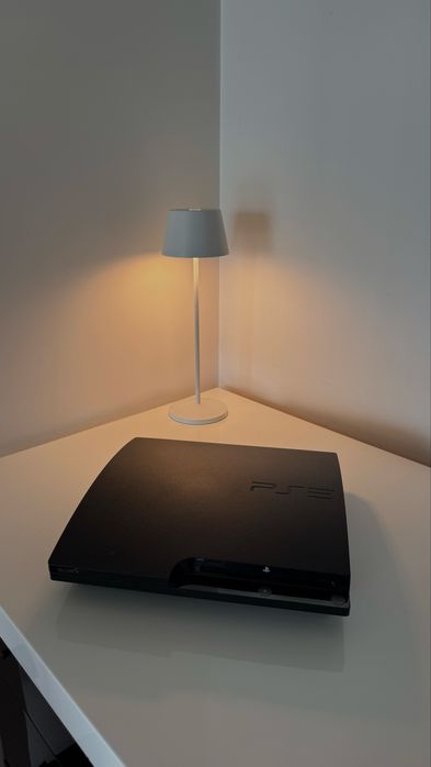 PlayStation3- 250GB + 2 comandos + 20 jogos