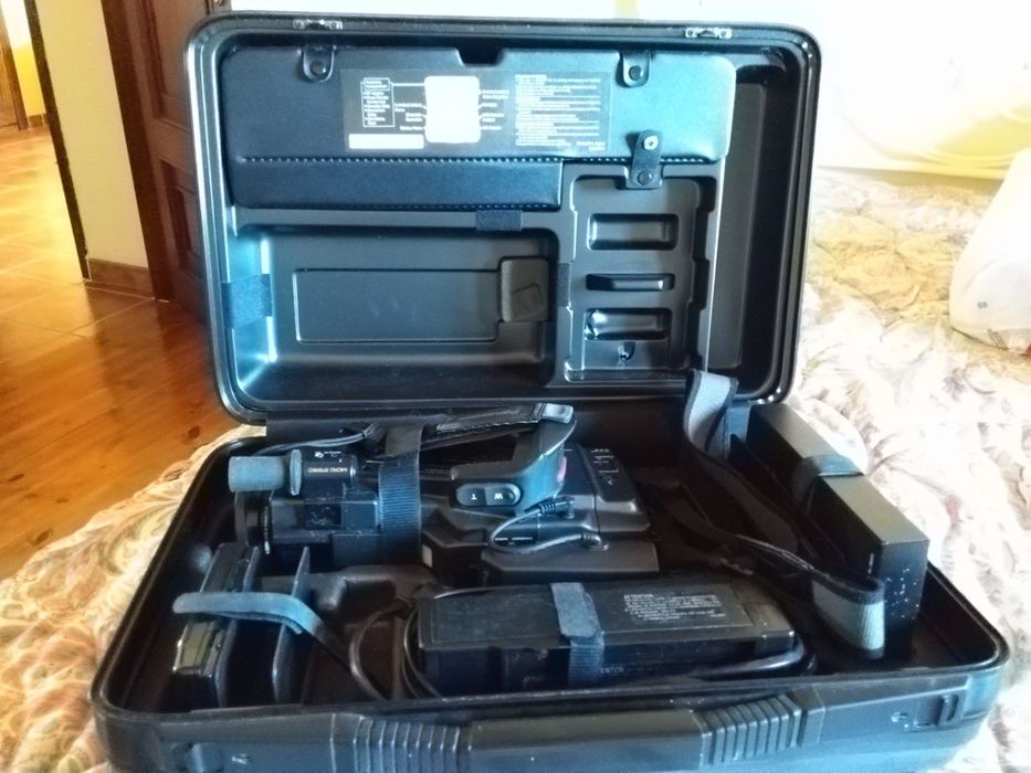 Câmara de Vídeo Panasonic NV-MC30 VHS-C Hi-Fi Stereo + Mala Original e Acessórios