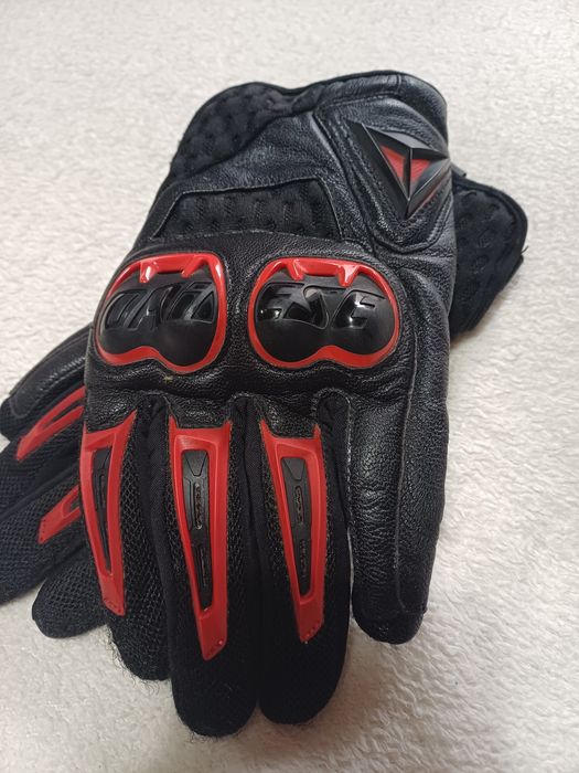 Luvas em pele da marca Dainese