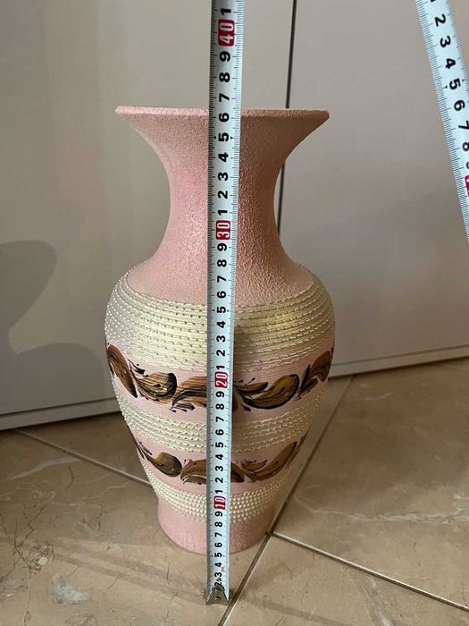 Рожева ваза з розписом