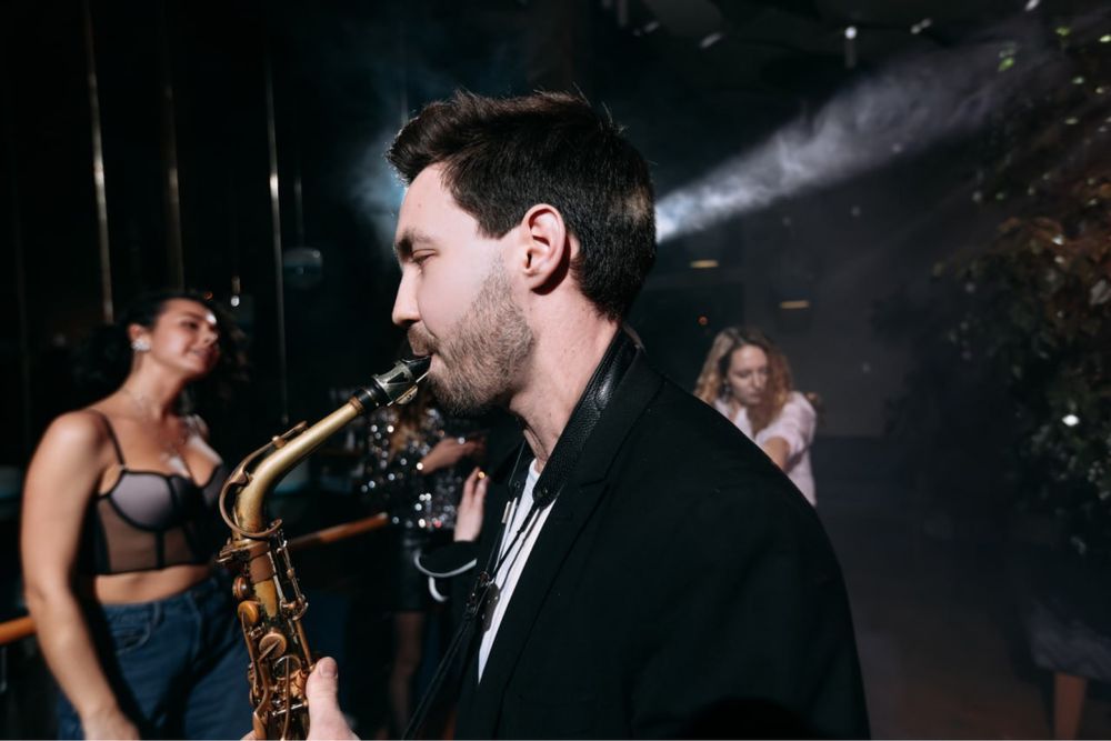Ведучий саксофоніст діджей фото зона на весліля день народження