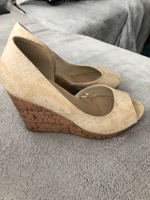 Nowe, beżowe buty na koturnie