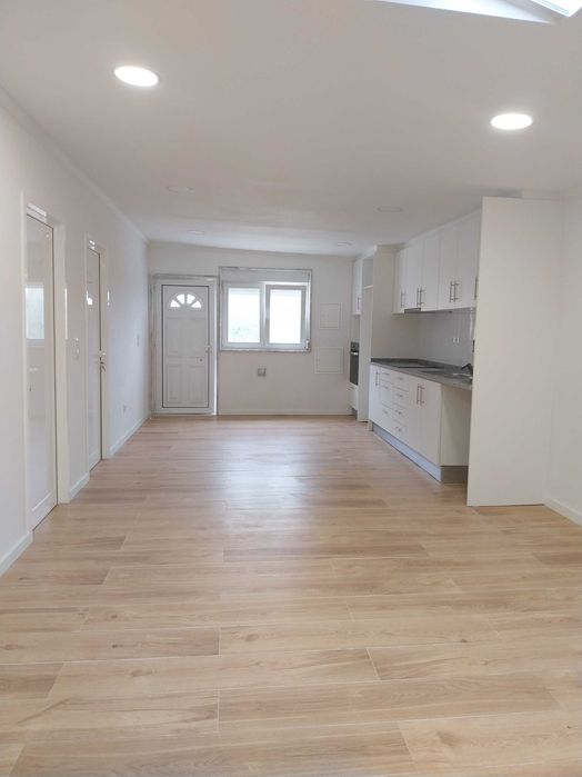 Alugo imóvel T2 r/chão, com 63m2 e área exterior privada.