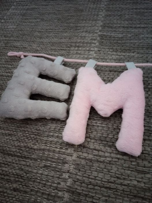 Literki pluszowe na ścianę