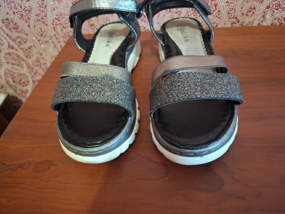 Босоніжки на дівчинку