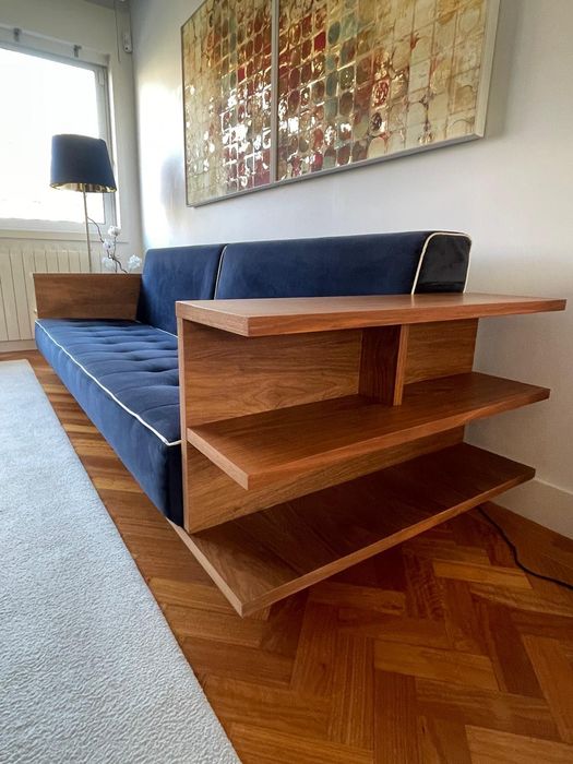 Sofã 4 pessoas veludo azul escuro com braços em nogueira modelo exclusivo.