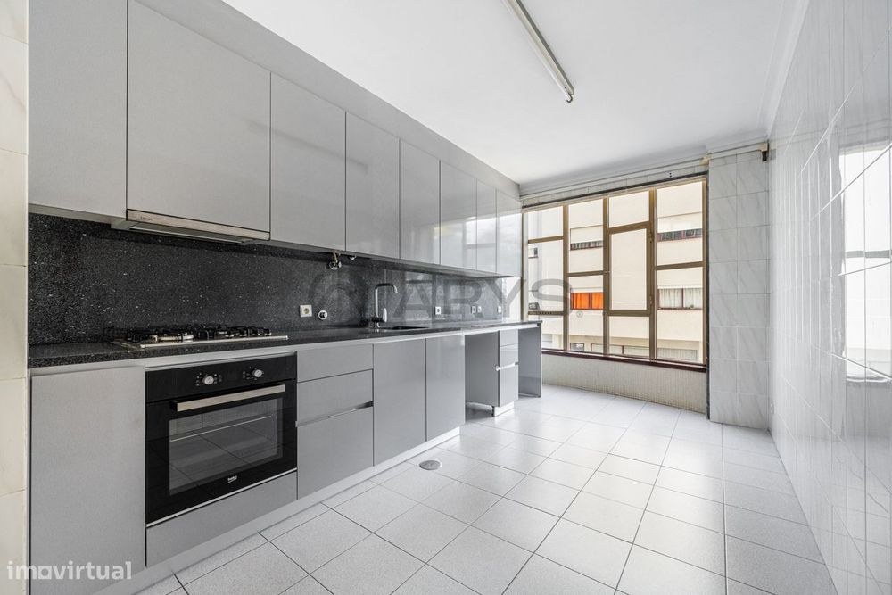 T3 Renovado com Garagem em São Vicente