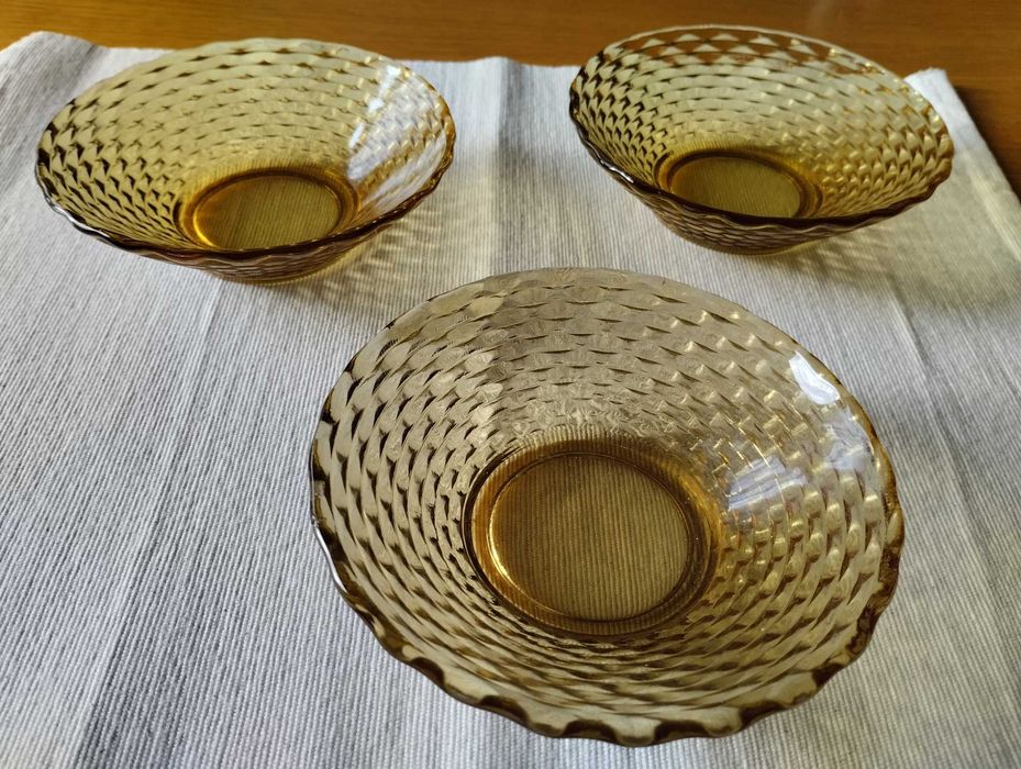 Salaterki z żółtego szkla