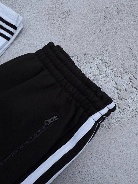 Зима . Костюм чоловічий теплий на флісі з лампасами .2 пари шкарпеток