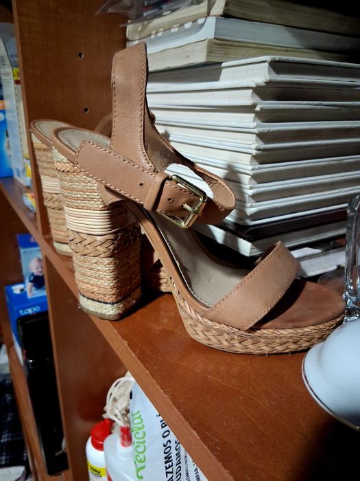 Macacão,com sandália Aldo.