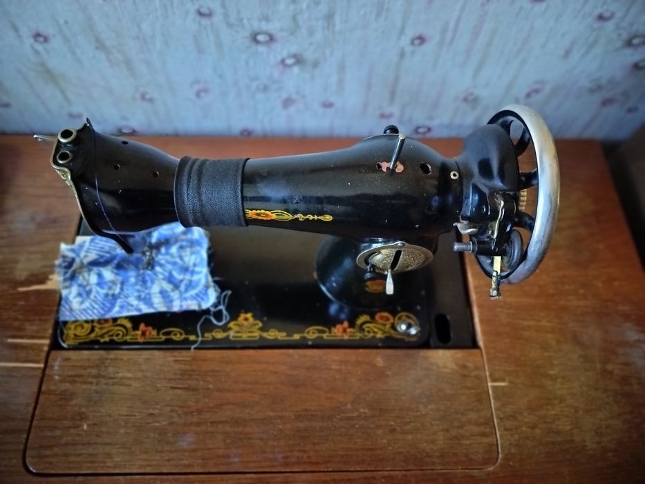 Швейна машинка подільська з тумбою
