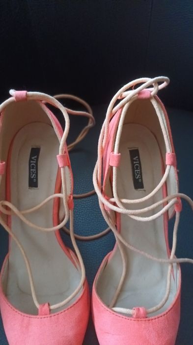 Szpilki wiązane koralowe