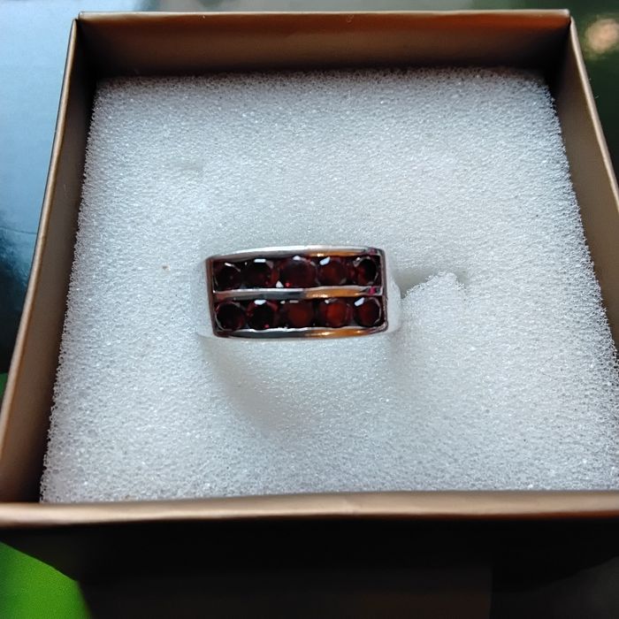 Srebrna obrączka z granatami