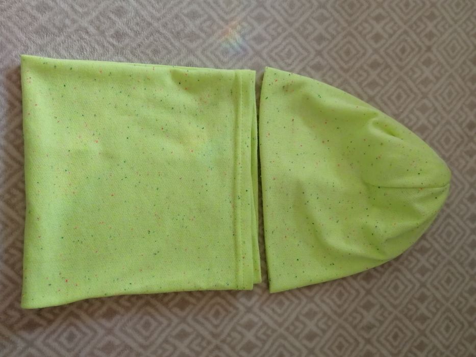 Neonowa żółta zielona czapka z kominem jesienna