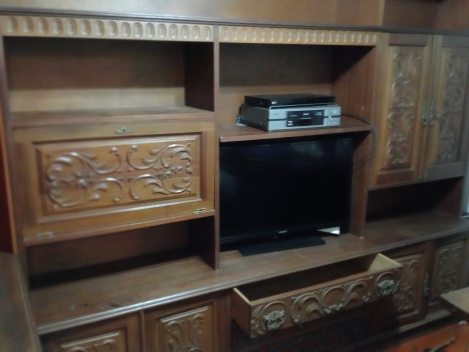 Vendo móvel de sala antigo,em madeira maciça,tifo trabalhado