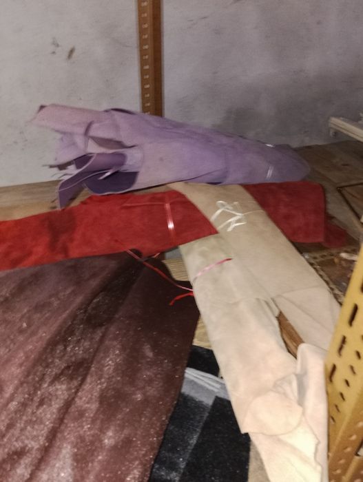 Peles, couro, inteiras, retalhos. Todas as cores