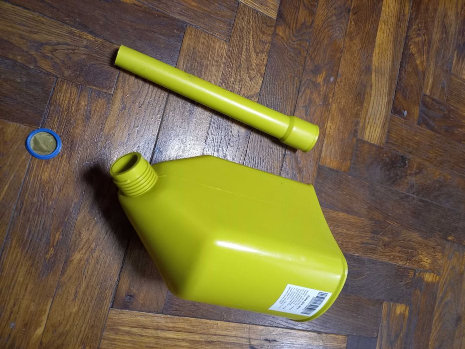 Продам лейка , воронка для бензина. Новая.