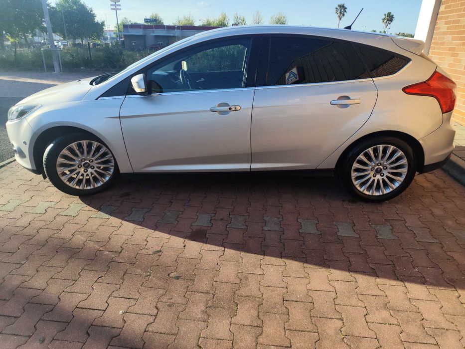 Ford Focus 1.6 TDCi Titanium | Apenas 84.000 km (Livro Ford) | Estaciona Sozinho (Park Assist)