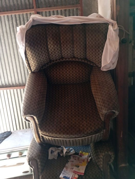 Sofá de 1 lugar com alguns anos mas com pouco uso