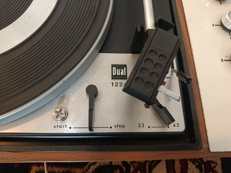 Gramofon z głośnikami