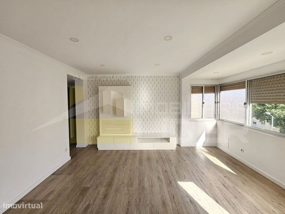 Oferta de Verão oferecemos a escritura.
Excelente Apartamento T3 m...