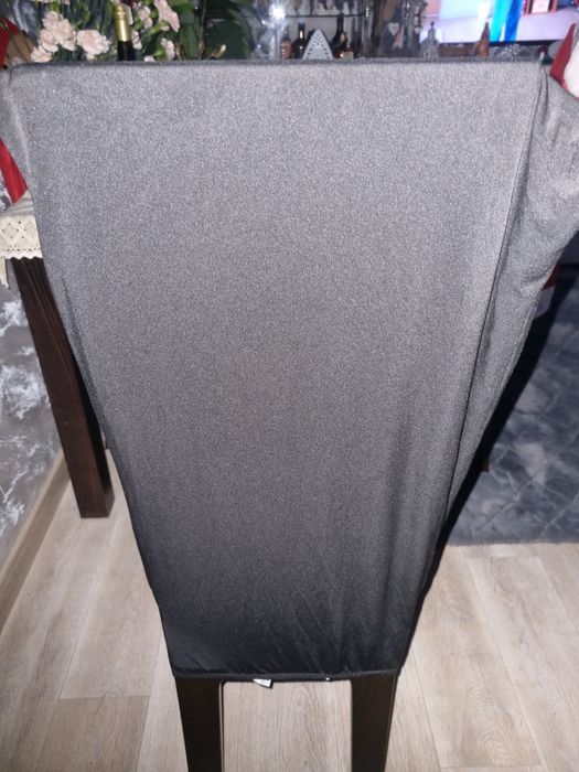 Czarne elastyczne pokrowce na krzesła.  Założone jeden raz i wyprane .