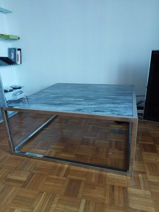 Mesa de centro com tampo em mármore e inox 90x90x40