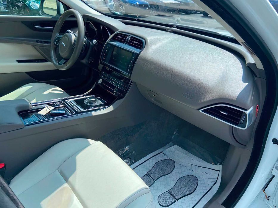 Jaguar XE 25t Premium      2018