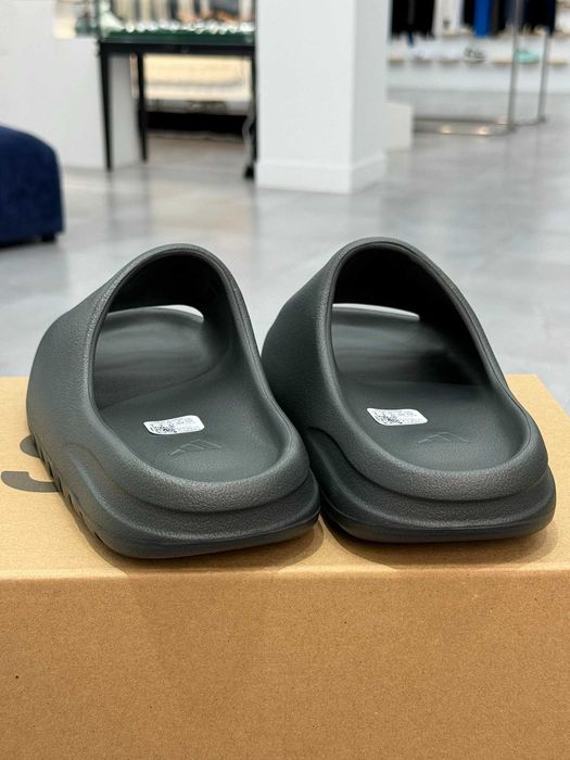 Czarne kapcie Adidas Yeezy 40,5