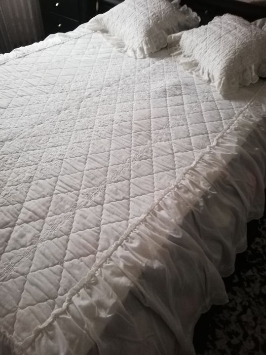 Colcha bordada para cama de corpo e meio com duas almofadas em bom est