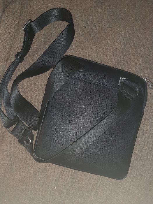 Vendo bolsa tiracolo guess original de homem