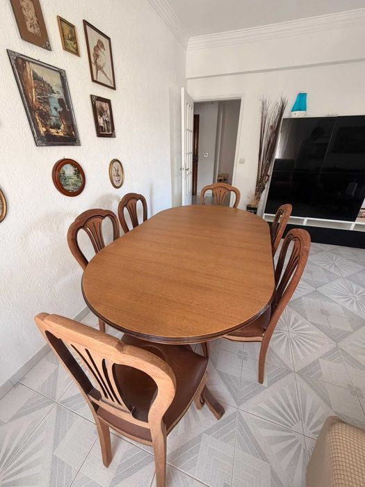 Mesa de Sala com 6 Cadeiras – 100€