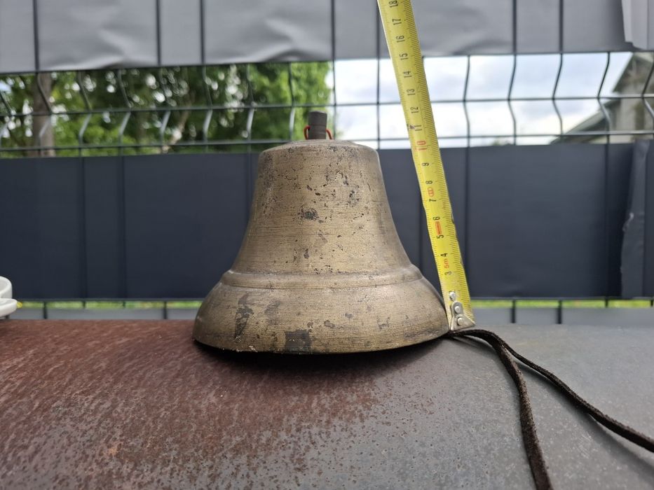 Duży mosiężny dzwonek