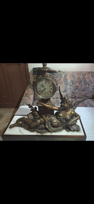 Relógio Antigo em pedra