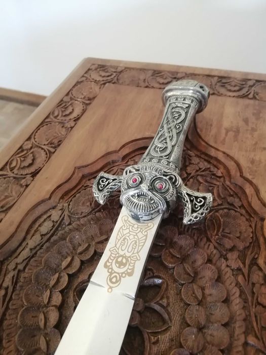 Expositor de parede com adagas históricas