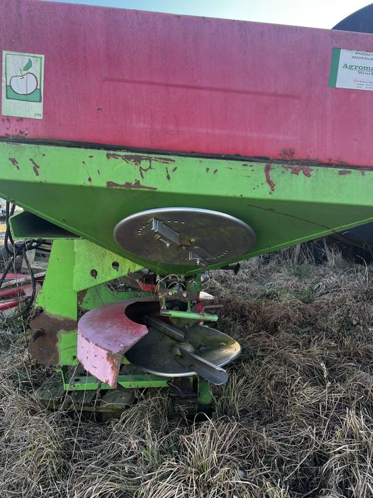 Rozsiewacz nawozu Agromet Pilmet MXL – solidny, gotowy do pracy