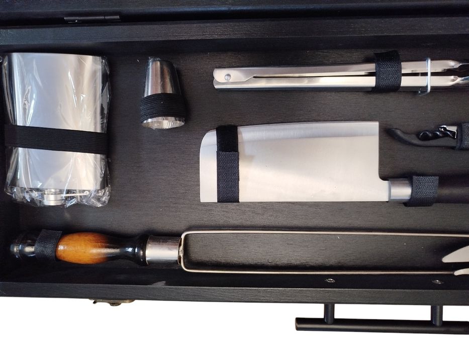 Подарунковий набір для пікника чорний кольори 8 шампурів.