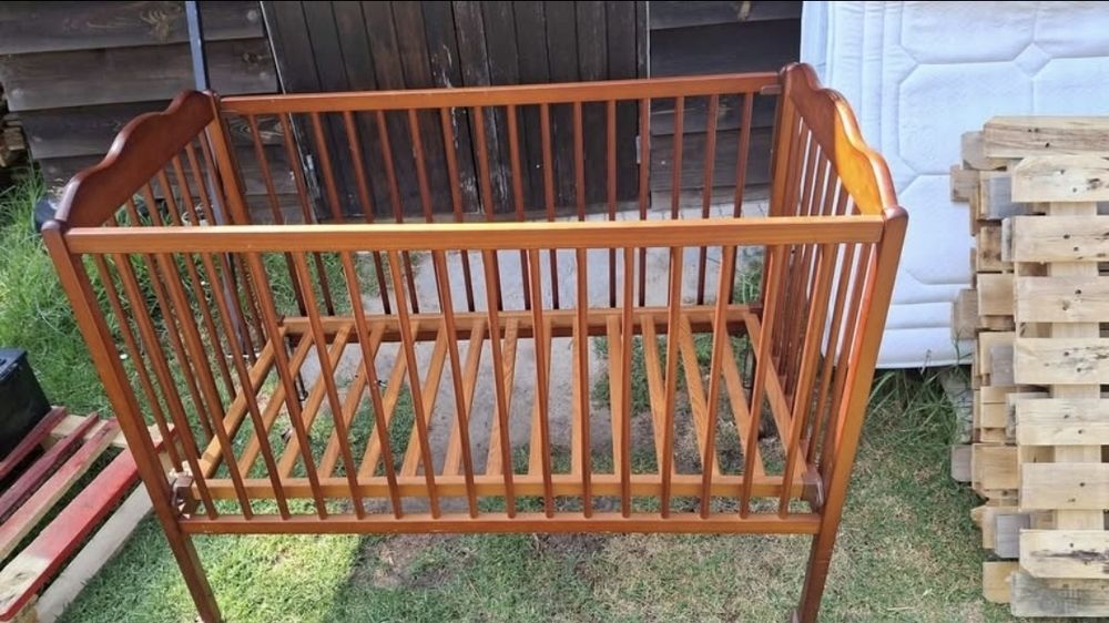 Berço para bebé em madeira
