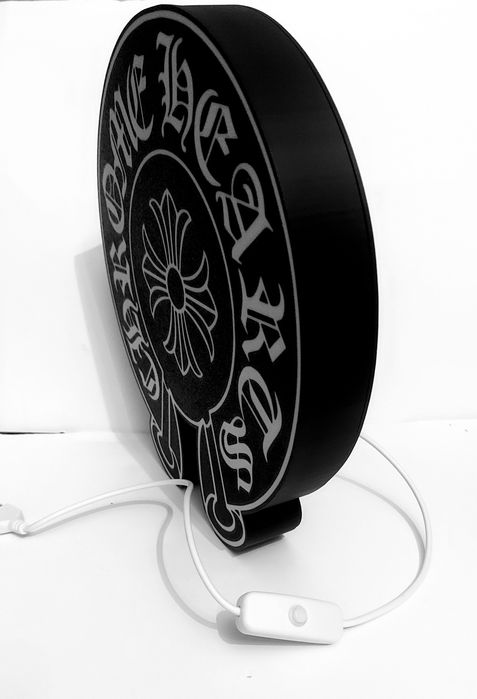 "Chrome heart" lightbox
Aprox 21cm diametro
Com fita luz led no interi