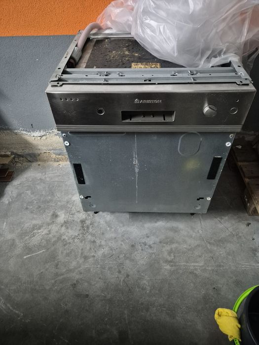 Máquina Loiça Encastre Ariston