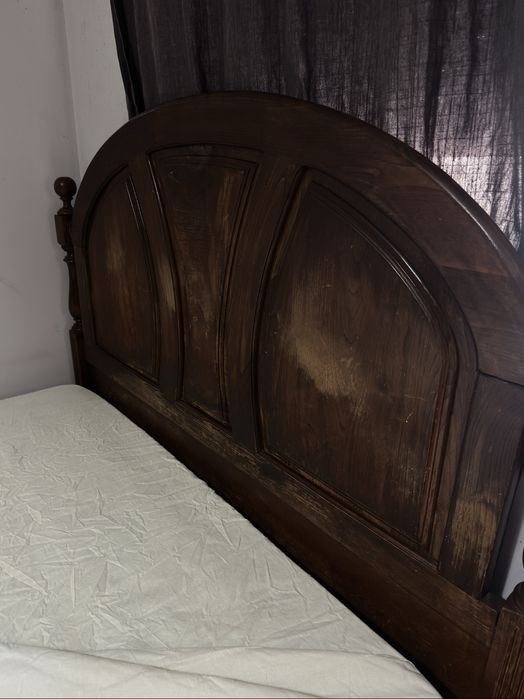 Cama casal e colchao e mesas de cabeceira