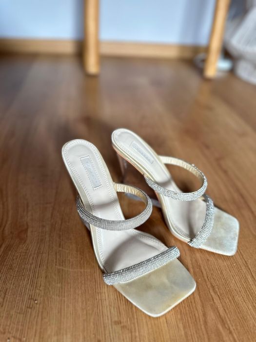 Eleganckie  buty z cekinami na koturnie