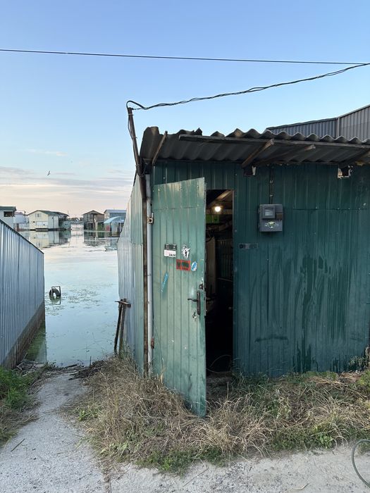 Гараж для човна на причалі