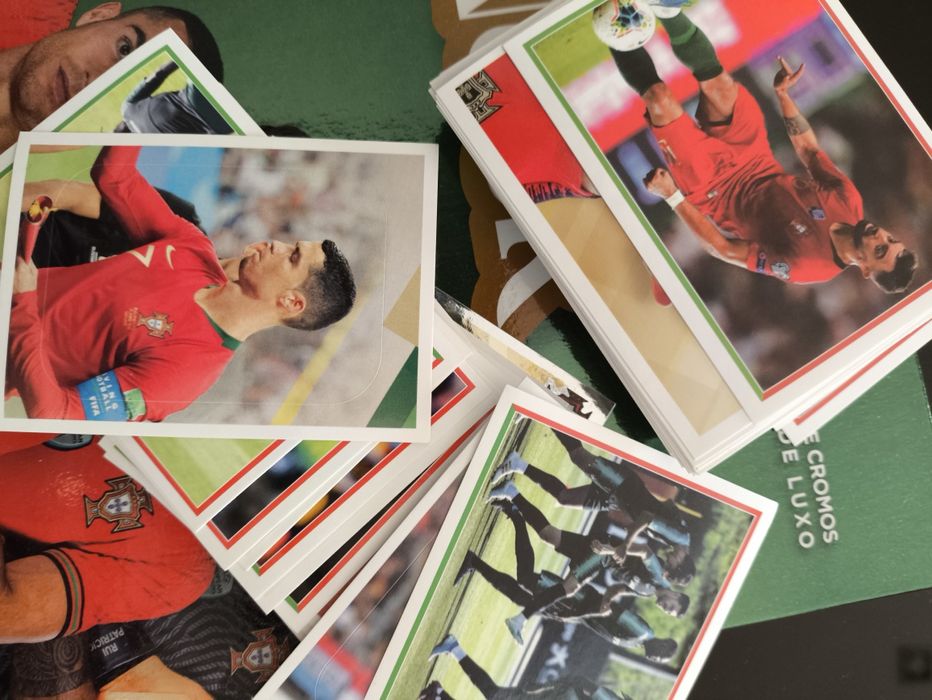 Caderneta nova Fome de Vencer completa com os cromos por colar.