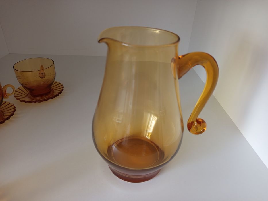 Stary retro komplet szklany bursztynowy dzbanek i filiżanki